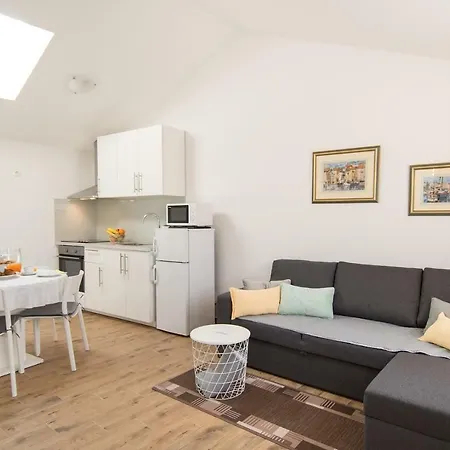 Bruneta 1 With Sea View